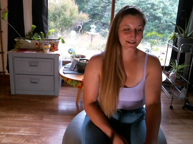 Live sex webcam photo for SuzieMoon #254978874