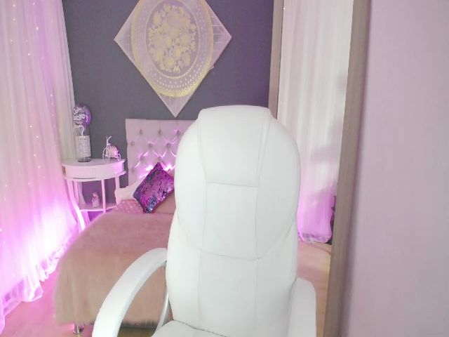 Live sex webcam photo for Karina_V #258438131