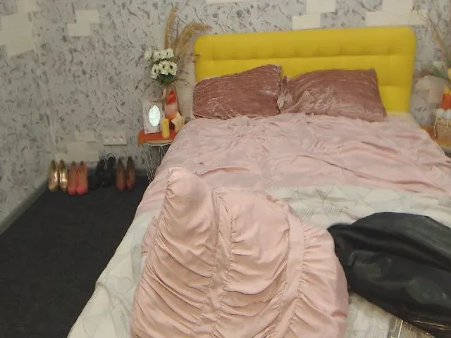 Live sex webcam photo for MeaMeloneX #263480504