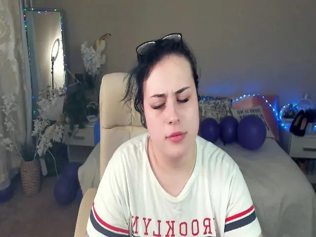 Live sex webcam photo for SerahMirabeli #252443350