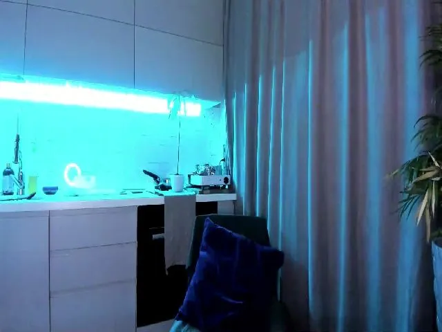 Live sex webcam photo for InsatiableFox #264314707