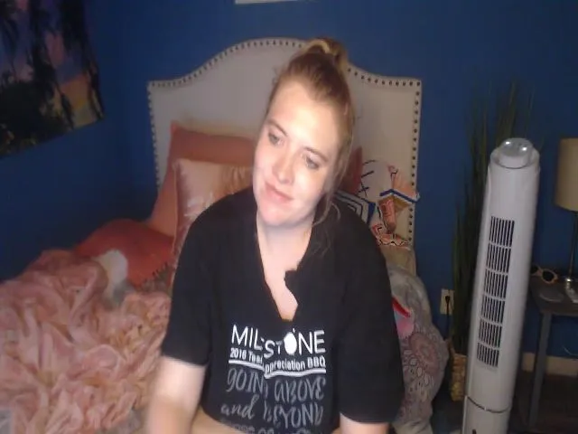 Live sex webcam photo for SnowWhiteXxxx #256146978