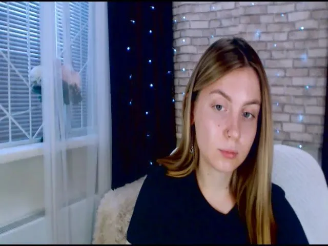 Live sex webcam photo for CumMeaRiver #265281341