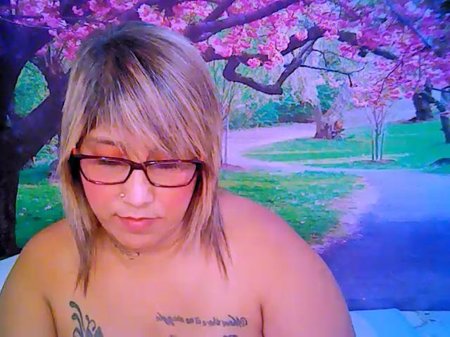 Live sex webcam photo for Roxyfoxy69 #264618495