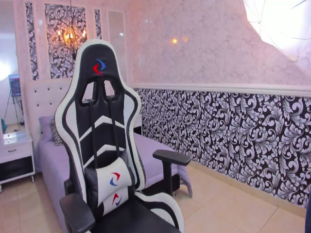 Live sex webcam photo for CurvyBlue #259491808