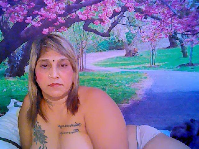 Live sex webcam photo for Roxyfoxy69 #257243385