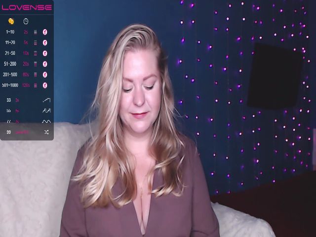 Live sex webcam photo for HelenBonham #259935236