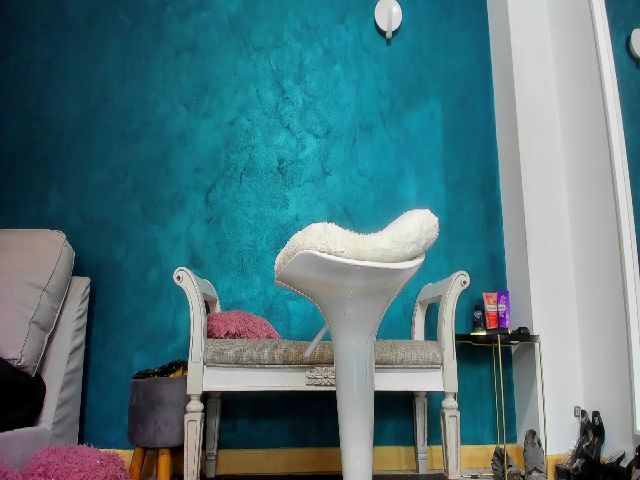 Live sex webcam photo for MayaHelen #259883878