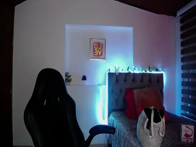 Live sex webcam photo for Cristal_19 #256726456