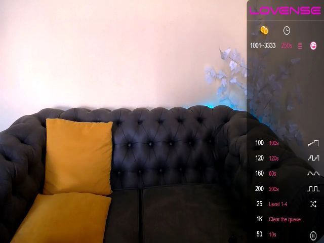 Live sex webcam photo for HarleyQuinnX_ #254764314