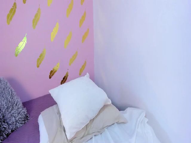 Live sex webcam photo for Roseann__ #254183727