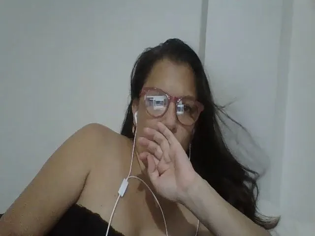 Live sex webcam photo for SweetLola01 #255211132