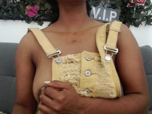 Live sex webcam photo for Ellie-Alves #245754414