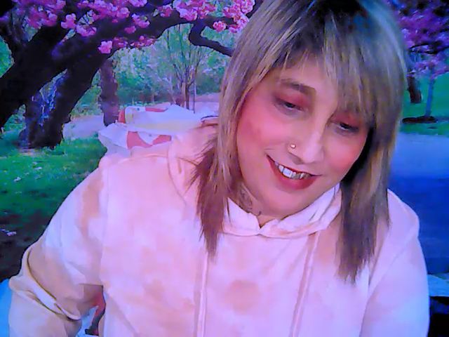 Live sex webcam photo for Roxyfoxy69 #253129775