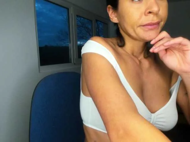 Live sex webcam photo for BiancaCruzzz #287936886