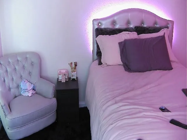 Live sex webcam photo for MeganMaxine #252924771