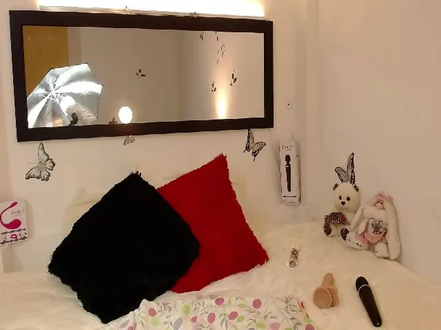 Live sex webcam photo for Juliannemore #259003264