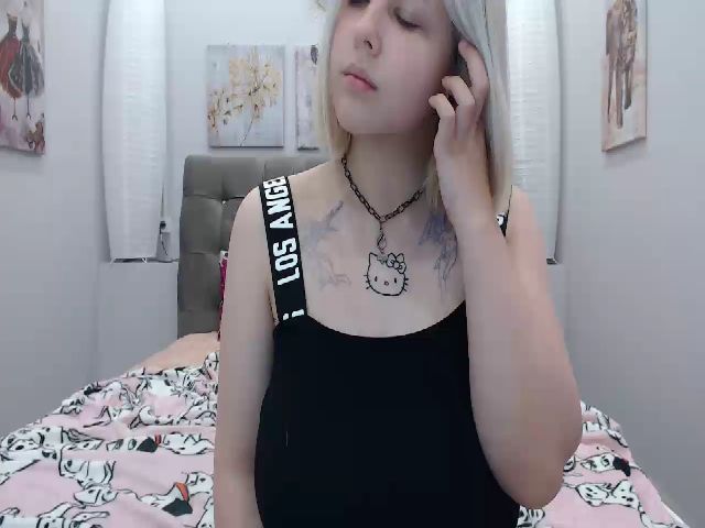 Live sex webcam photo for Helokit #253340446