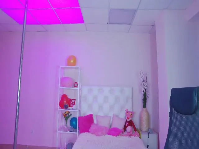 Live sex webcam photo for amyjune01 #261995817