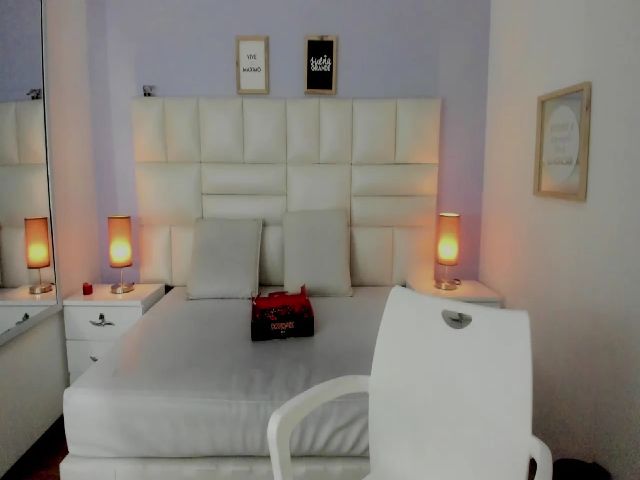 Live sex webcam photo for Rebeca__grey #257680426