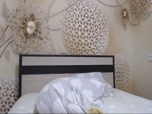 Live sex webcam photo for MeltingJulia #259475569