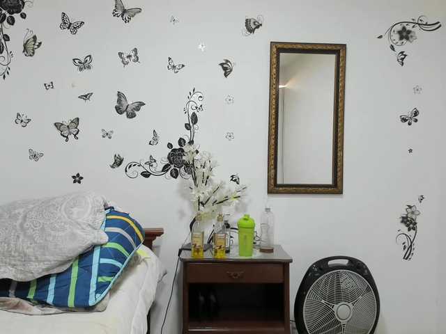 Live sex webcam photo for SmallDoll #245428460