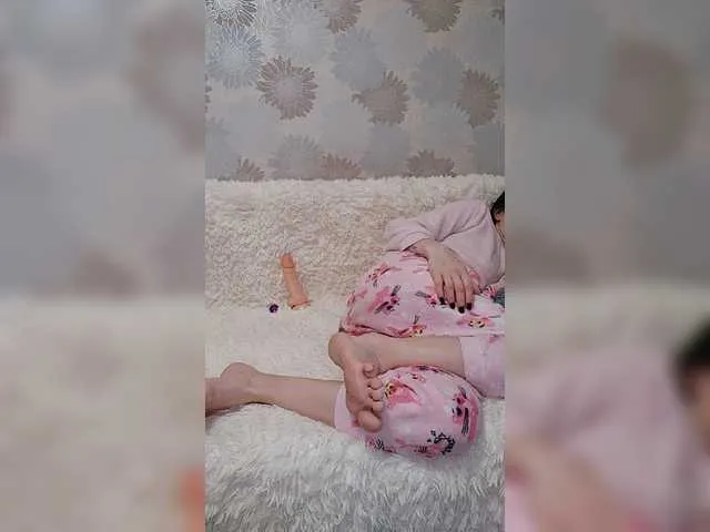 Live sex webcam photo for HotyWinter84 #241393724