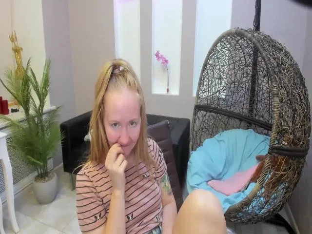 Live sex webcam photo for StunningKelly #255570935