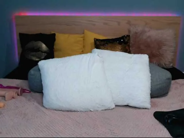 Live sex webcam photo for NinaRosee #253506066