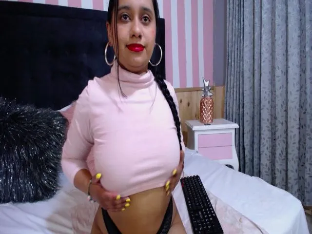 Live sex webcam photo for MeganJobs20 #263220041