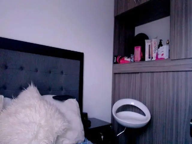 Live sex webcam photo for Charlotte_12 #254304225