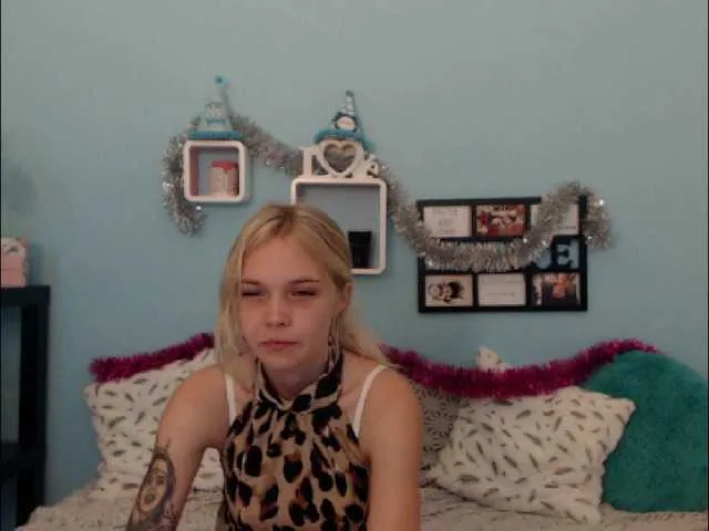 Live sex webcam photo for AnnaHappy18 #248361078
