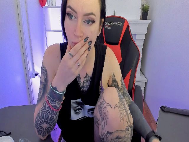 Live sex webcam photo for HelenCarter #256519726