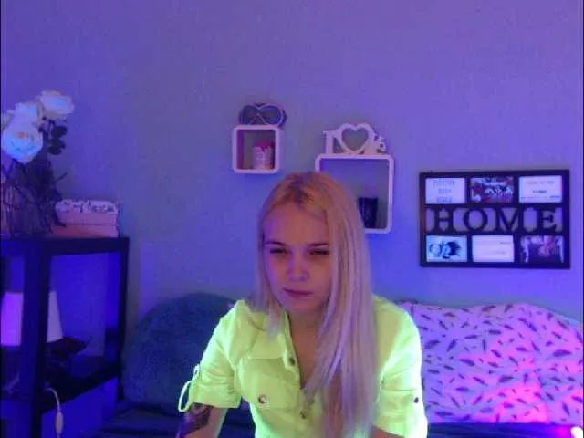 Live sex webcam photo for AnnaHappy18 #242700920