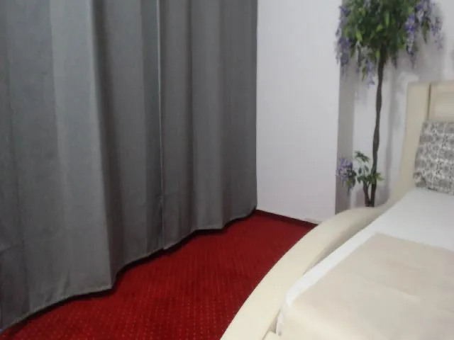 Live sex webcam photo for Erikajordan #254653839