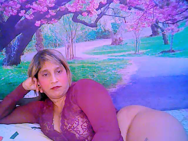 Live sex webcam photo for Roxyfoxy69 #253858998