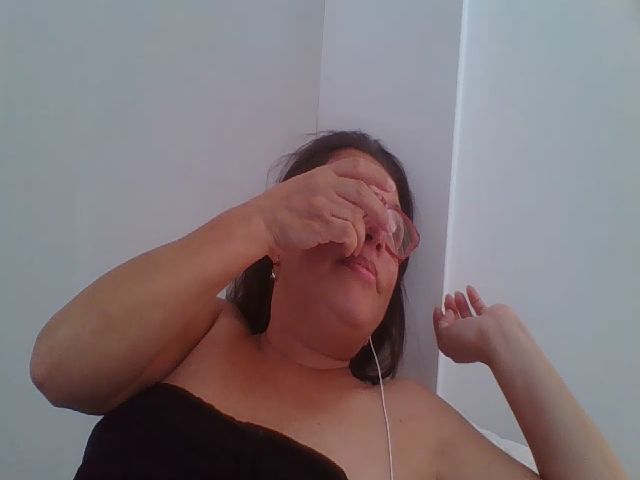 Live sex webcam photo for SweetLola01 #253869149