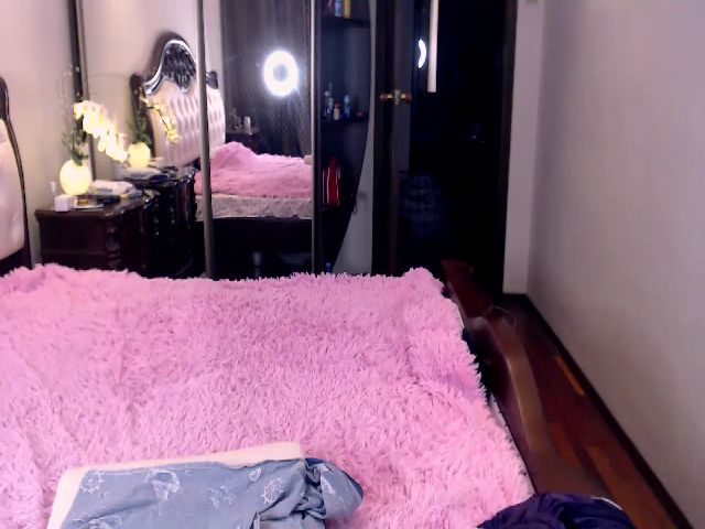 Live sex webcam photo for LizzyMayers #256074312