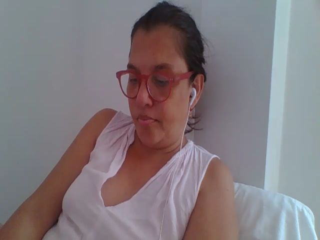 Live sex webcam photo for SweetLola01 #254861767