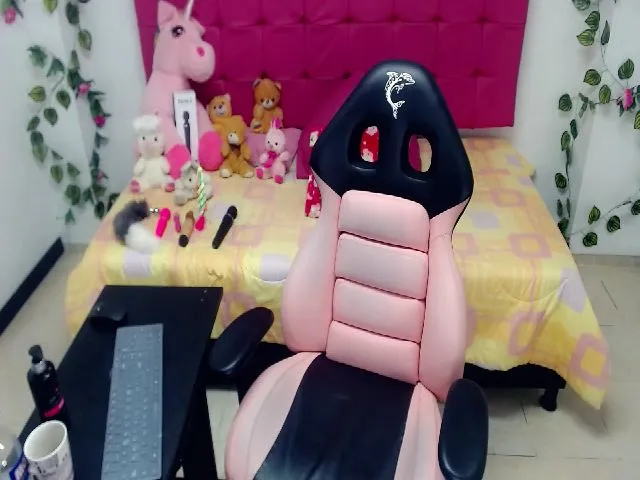 Live sex webcam photo for Pink_queenn #263956667