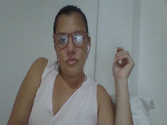 Live sex webcam photo for SweetLola01 #255814302