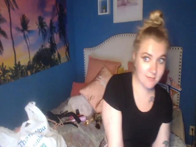 Live sex webcam photo for SnowWhiteXxxx #254354223