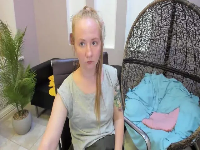 Live sex webcam photo for StunningKelly #256392561
