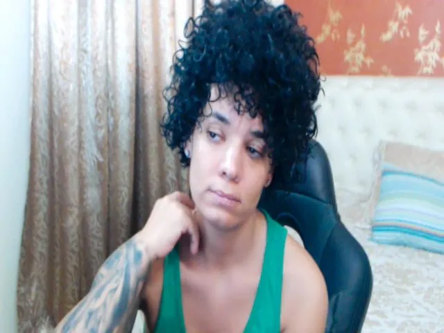 Live sex webcam photo for LaraAnne_ #258745327
