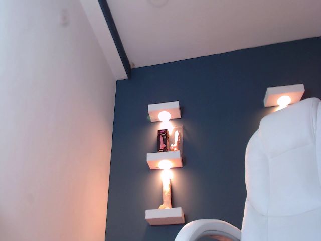 Live sex webcam photo for HANNAH_19 #253221805