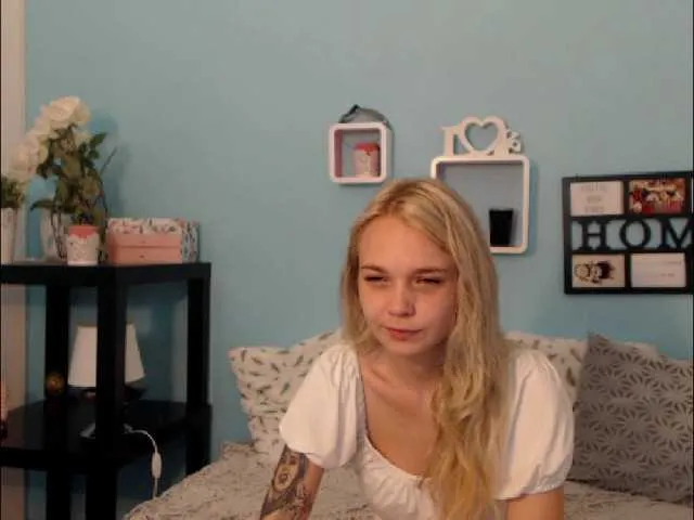 Live sex webcam photo for AnnaHappy18 #246933186