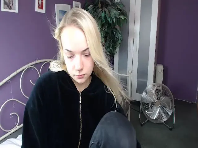 Live sex webcam photo for JoanQueen #265474829