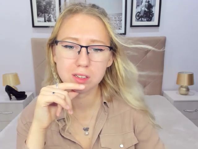 Live sex webcam photo for LizaSwan #255257913