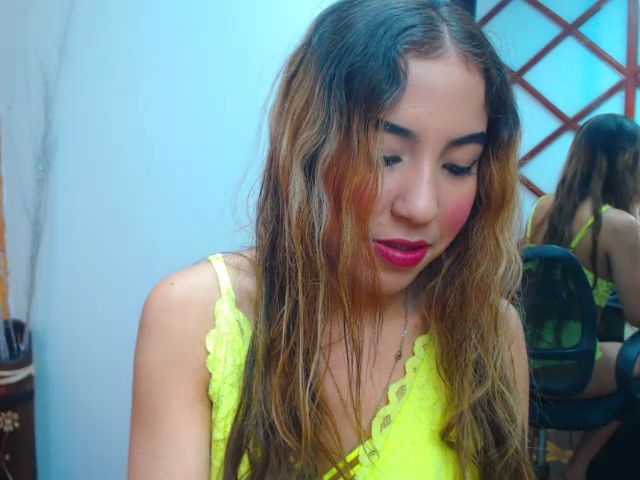 Live sex webcam photo for KellyJhons #263841193