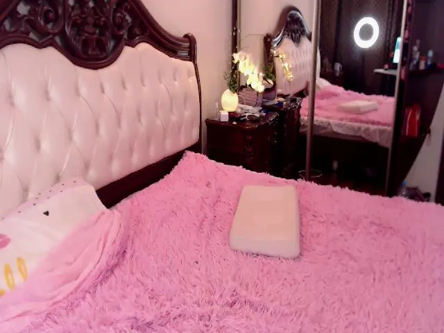 Live sex webcam photo for LizzyMayers #255152976